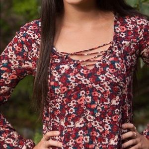 Beautiful HOLLISTER red & navy floral print mini flare dress 🥀🌹
